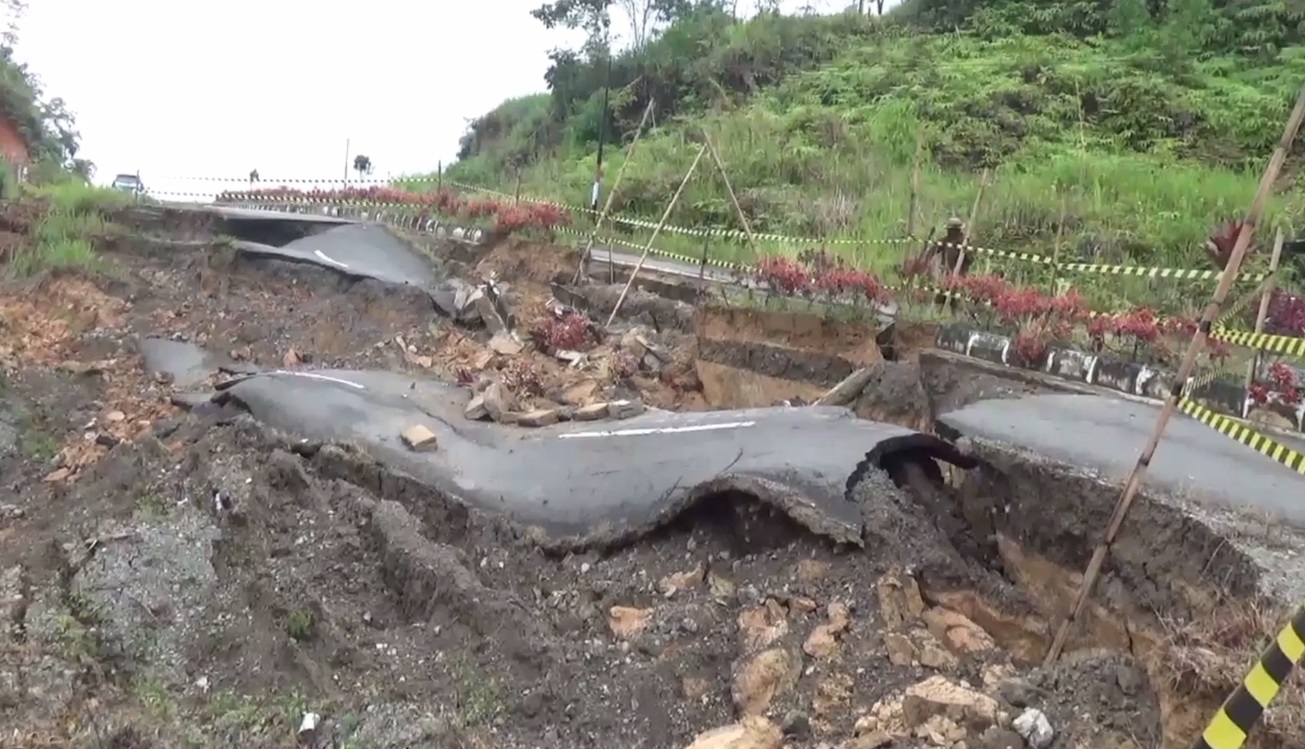 Jalan Jalur Dua Bukit Tengah Siulak Kerinci Ambruk Sepanjang 25 Meter