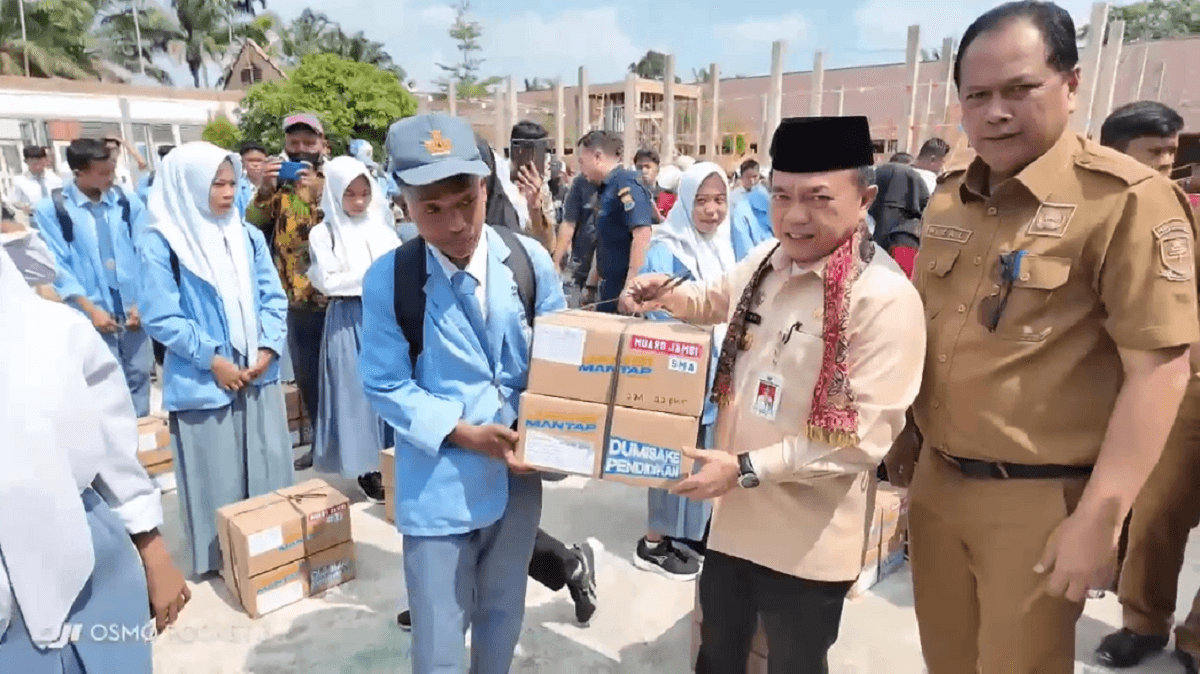 Gubernur Al Haris Serahkan Bantuan Dumisake Pendidikan Kepada 410 Siswa di Muaro Jambi