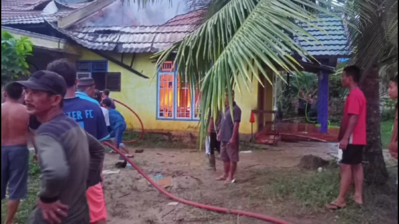 Kebakaran Rumah di Sungai Pulai, Rumah Suharto Hangus Terbakar Karena Korsleting Listrik