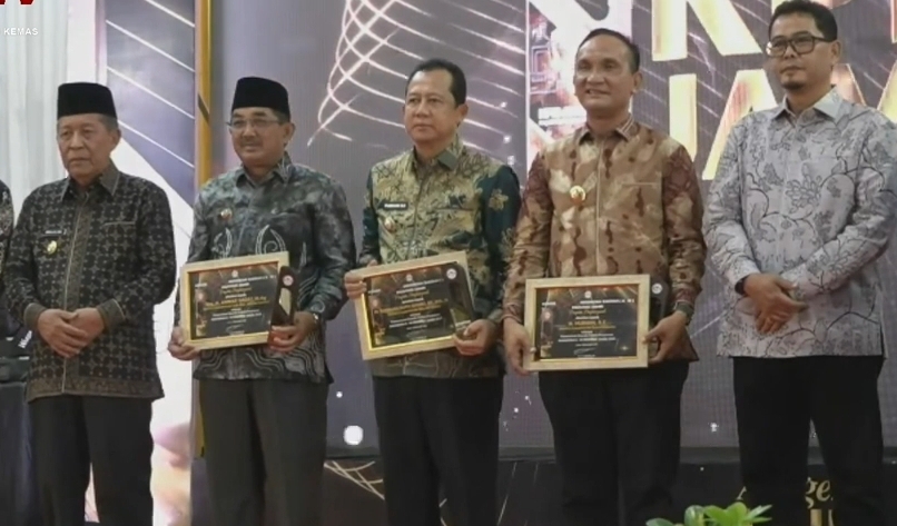 3 Bupati di Jambi, Hurmin, BBS dan UAS Raih Penghargaan Kepala Daerah Peduli Penyiaran