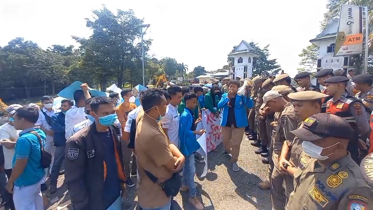 Puluhan Tenaga Kesehatan Berunjuk Rasa ke Kantor Bupati Sarolangun, Tuntut Pembayaran Uang Lembur