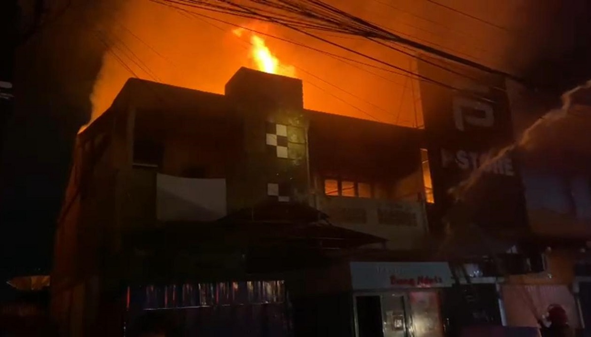 Si Jago Merah Mengamuk di Lebak Bandung, Tiga Ruko Dua Lantai Terbakar