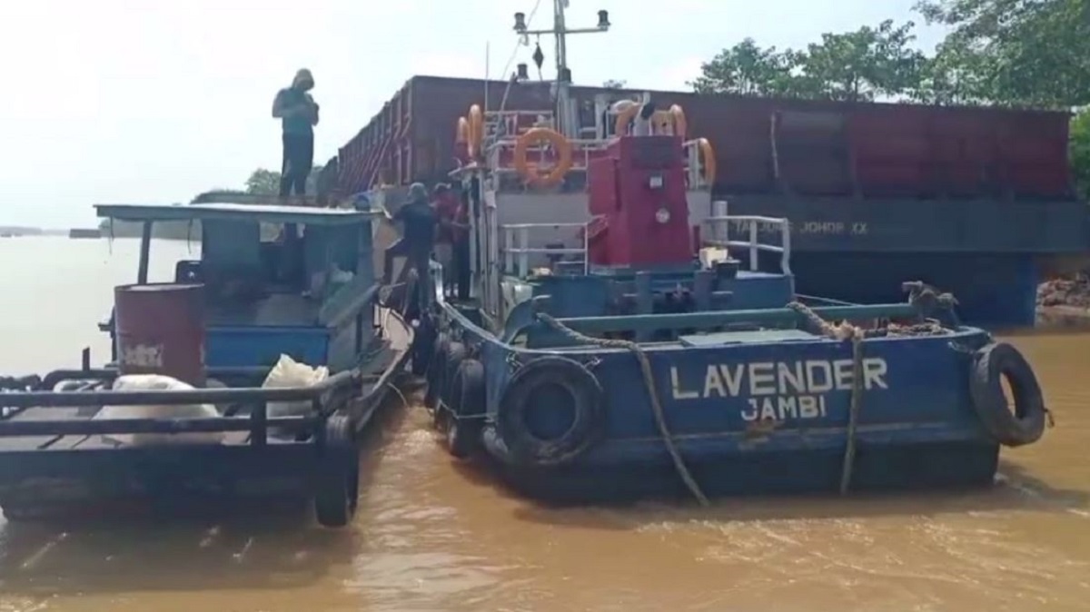 Warga Pematang Jering Ngamuk, Puluhan Kerambah Ikan Hancur Ditabrak Tongkang Batubara 
