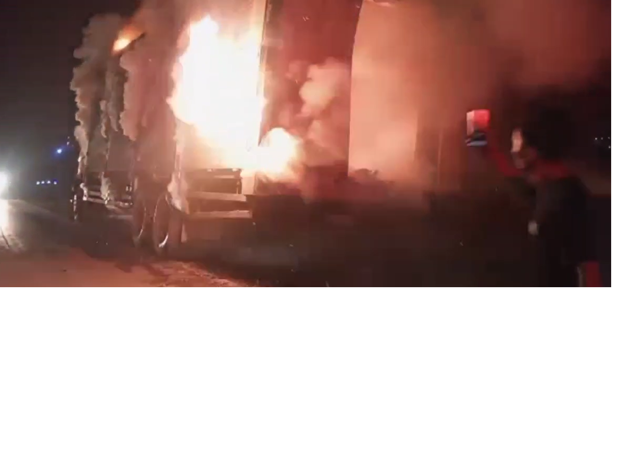 Truk Ekspedisi Bermuatan Paket Terbakar di Paal 10 Kota Jambi