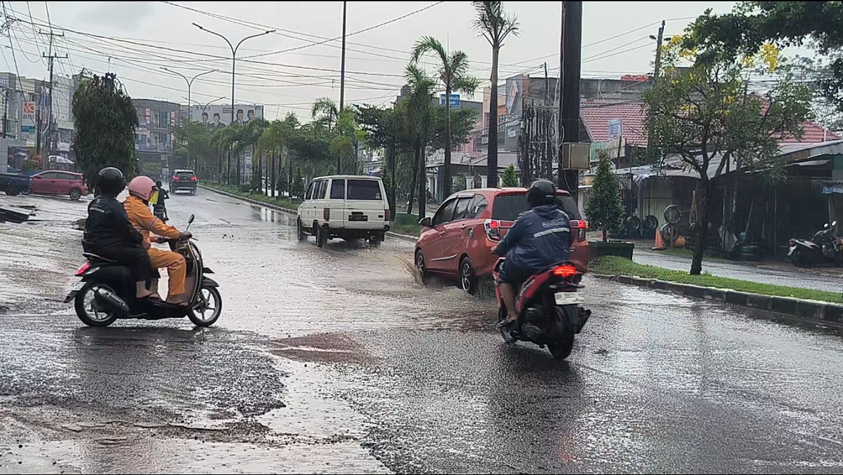 Pedagang di Jalan Kapten Pattimura Keluhkan Jalan Berlubang dan Banjir, Harapkan Perhatian Pemerintah