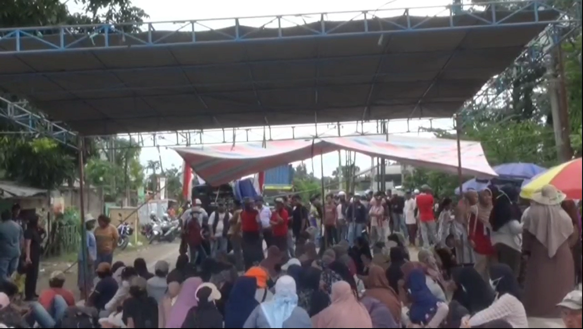 Aksi Warga Tutup Jalan 6 Jam, Pemerintah Setujui Hentikan Stockpile Batu Bara PT SAS