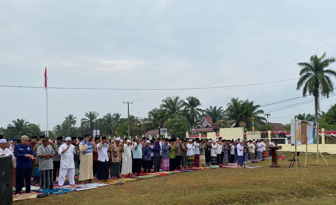 Sudah 2 Bulan Tak Turun Hujan, Ratusan Masyarakat Sungai Bengkal Laksanakan Sholat Istisqa