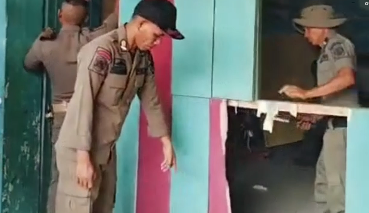 Satpol PP Tertibkan Warung Remang-Remang di Pasar Bawah Sarolangun
