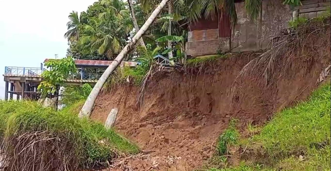 Tebing Sungai Longsor, Sejumlah Rumah Warga di Pasar Terusan Terancam Terjun Ke Sungai