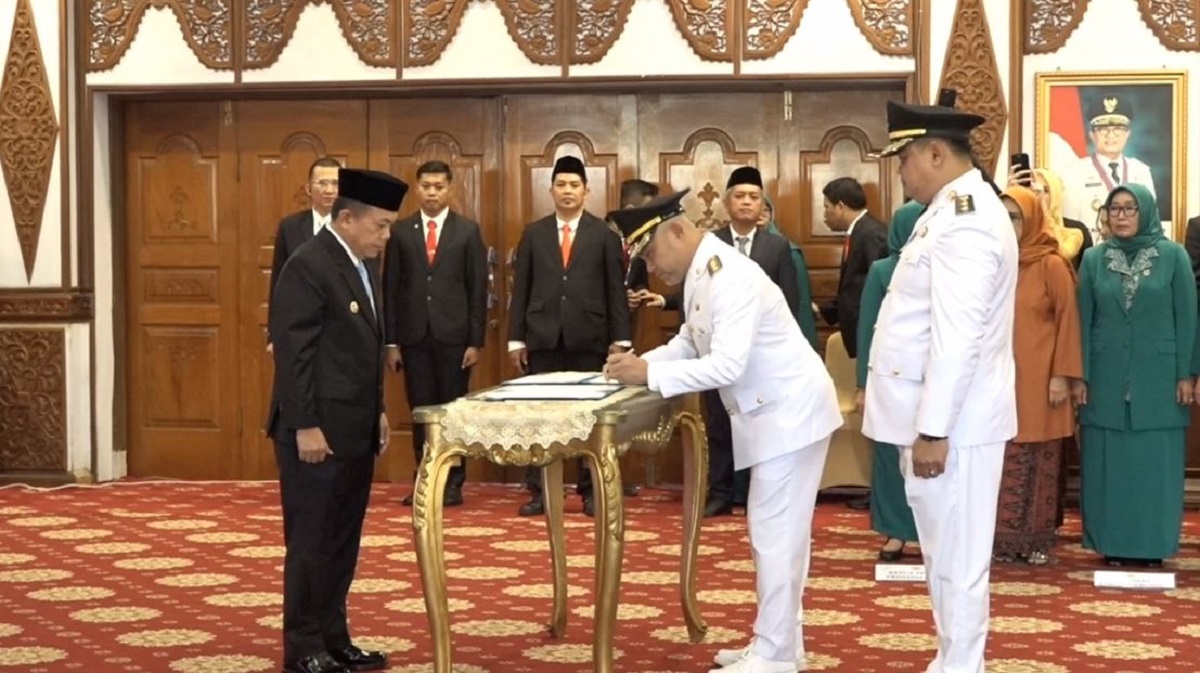 Gubernur Jambi Al Haris Lantik Dedy Putra dan Wahyu Hidayat Sebagai Bupati Dan Wakil Bupati Bungo