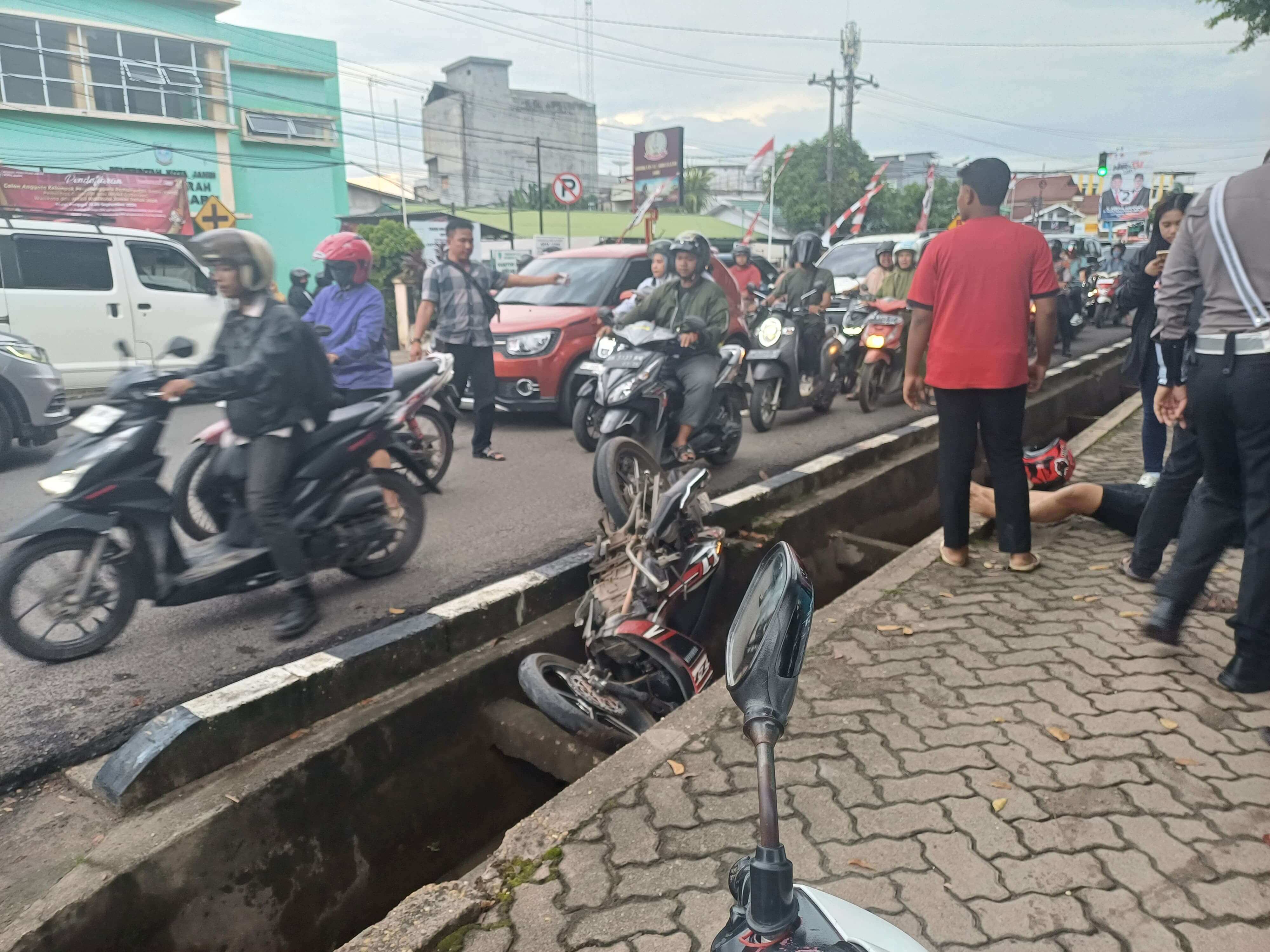 Hindari Tabrakan, Seorang Pengendara Sepeda Motor Terperosok ke Drainase