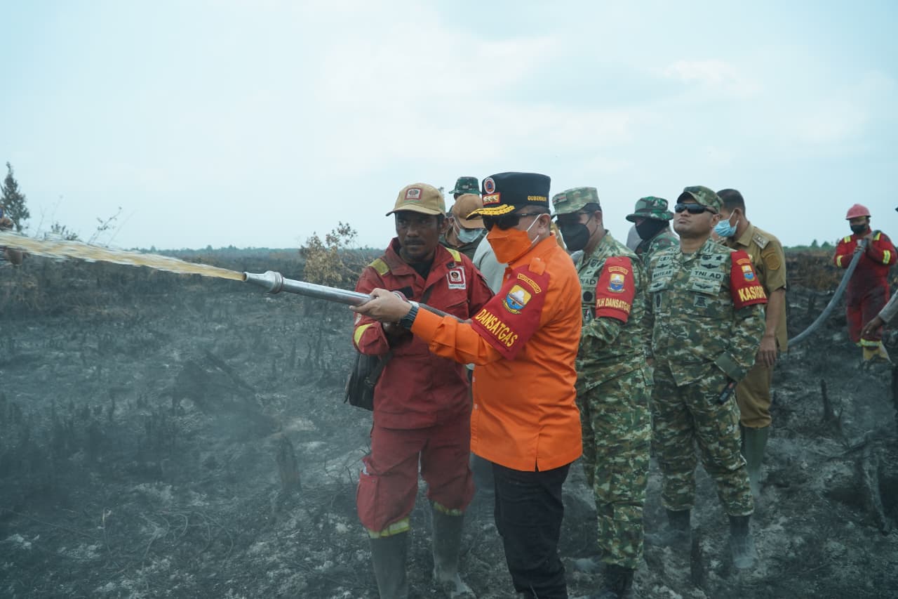 Gubernur Al Haris Berjibaku Padamkan Karhutla di Muaro Jambi, Dorong Masyarakat Manfaatkan Program PLTB