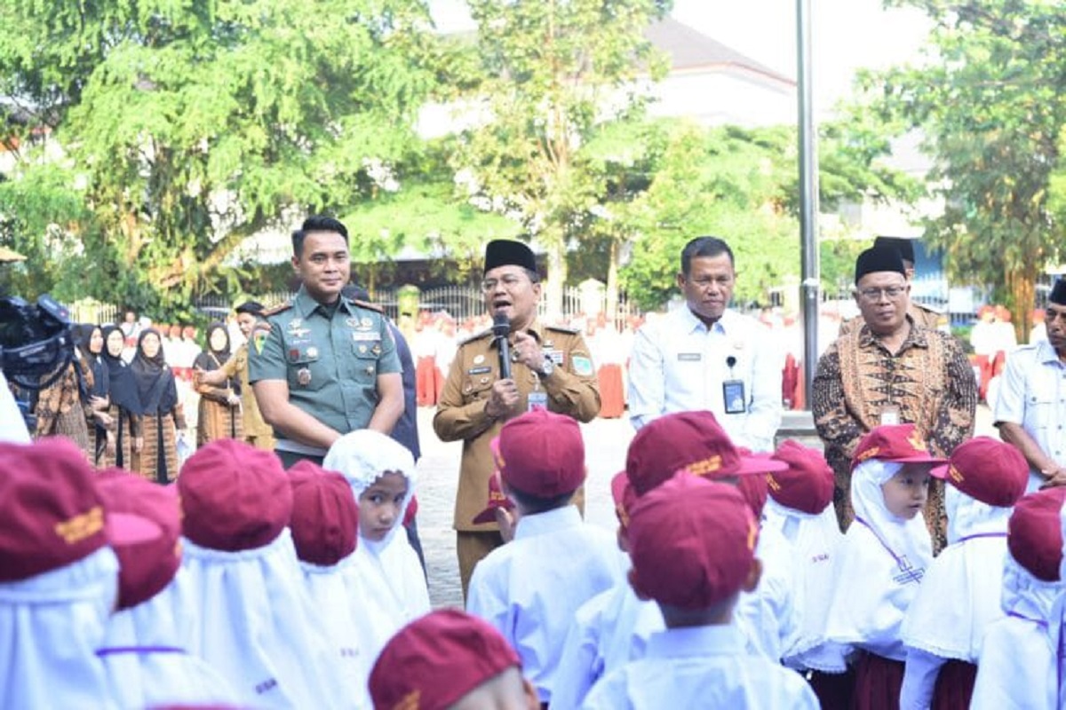Wali Kota Jambi Antar Anak ke Sekolah di Hari Pertama Tahun Ajaran Baru