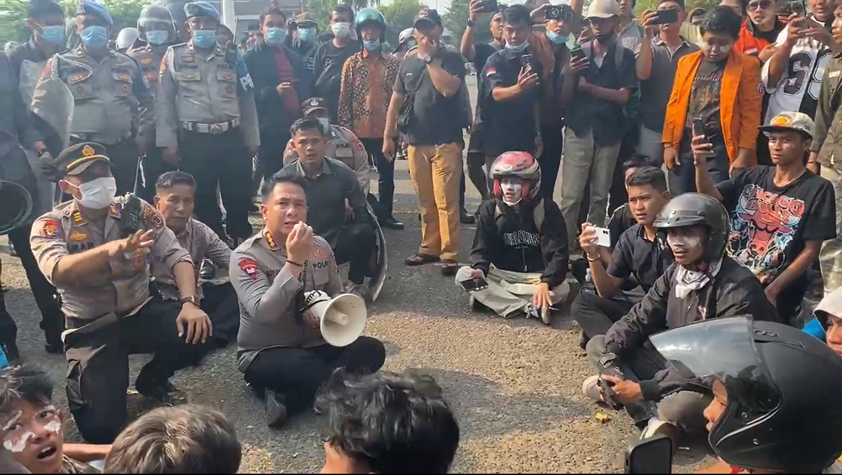 Situasi Demo Memanas, Kapolresta Jambi Himbau Aksi Damai Tak Ada Gas Air Mata Namun Ricuh Kembali Terjadi