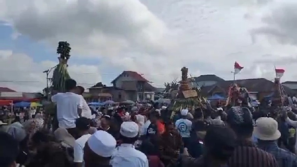 Tradisi Gebyar Suro di Kayu Aro Kerinci, Ribuan Warga Arak 8 Gunungan Sedekah Hasil Bumi