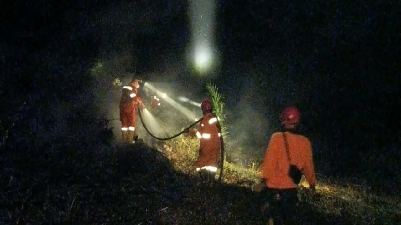 Kebakaran Lahan Melanda Desa Kilangan, BPBD Batang Hari Turunkan Petugas Padamkan Api