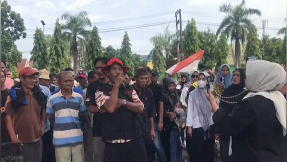 Aksi Unjuk Rasa Warga Benteng Rendah Desak Pemerintah Copot Jabatan Kades