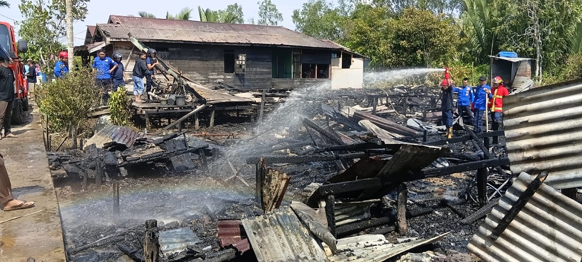  Kebakaran Siang Hari di Muara Sabak Timur, Dua Rumah dan Motor Hangus
