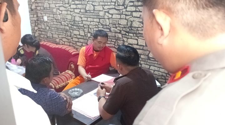 Dinyatakan P21, Tersangka Dugaan Tipidkor Dilimpahkan ke Kejari Tebo 