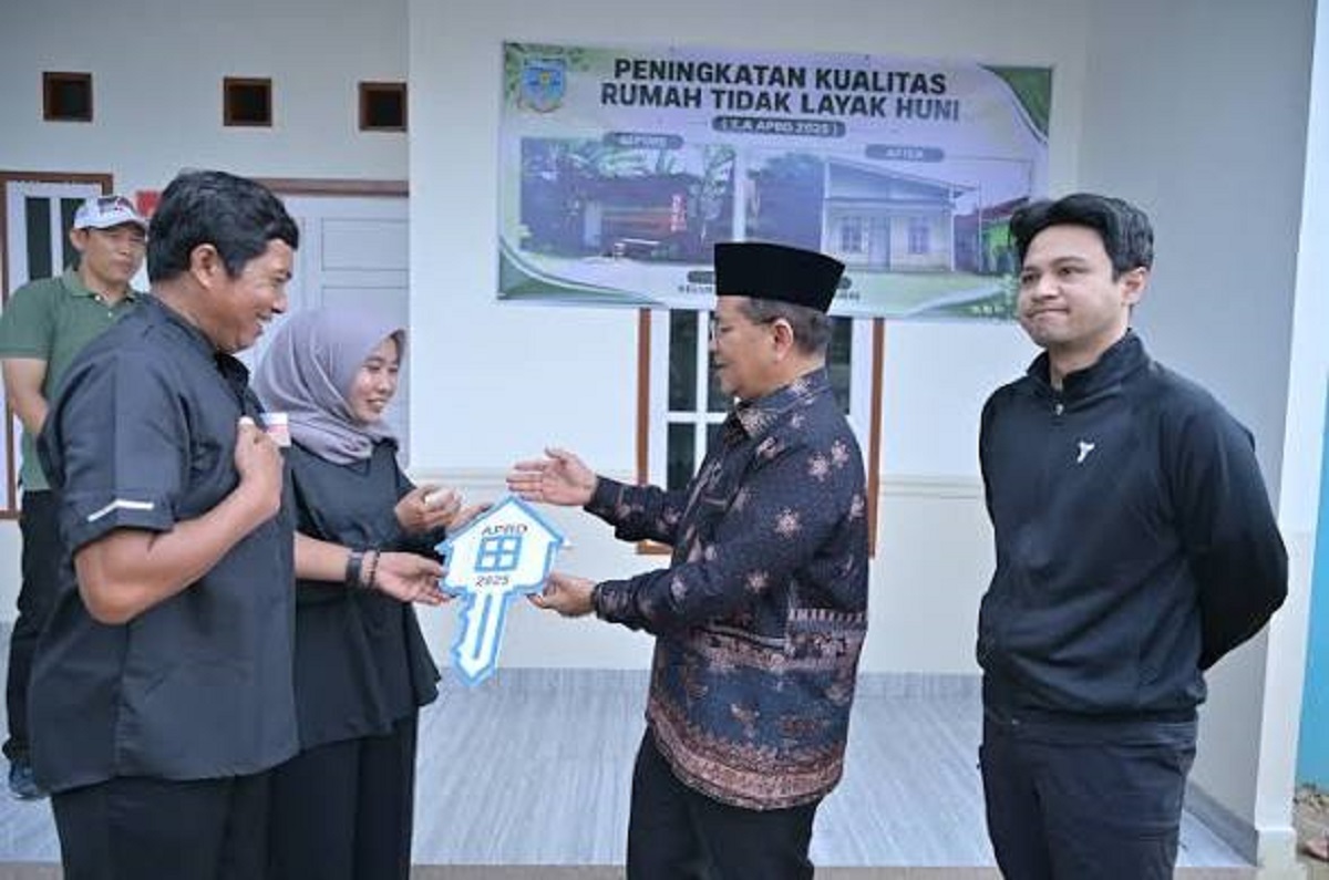 Beri Hunian Yang Layak Kepada Masyarakat, Maulana - Diza Serahkan Hasil Program Bedah Rumah