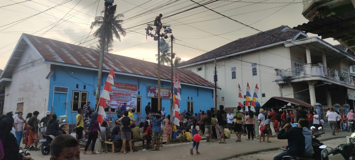 Warga Pucuk Rayakan Hari Kemerdekaan Panjat 2 Batang Pinang