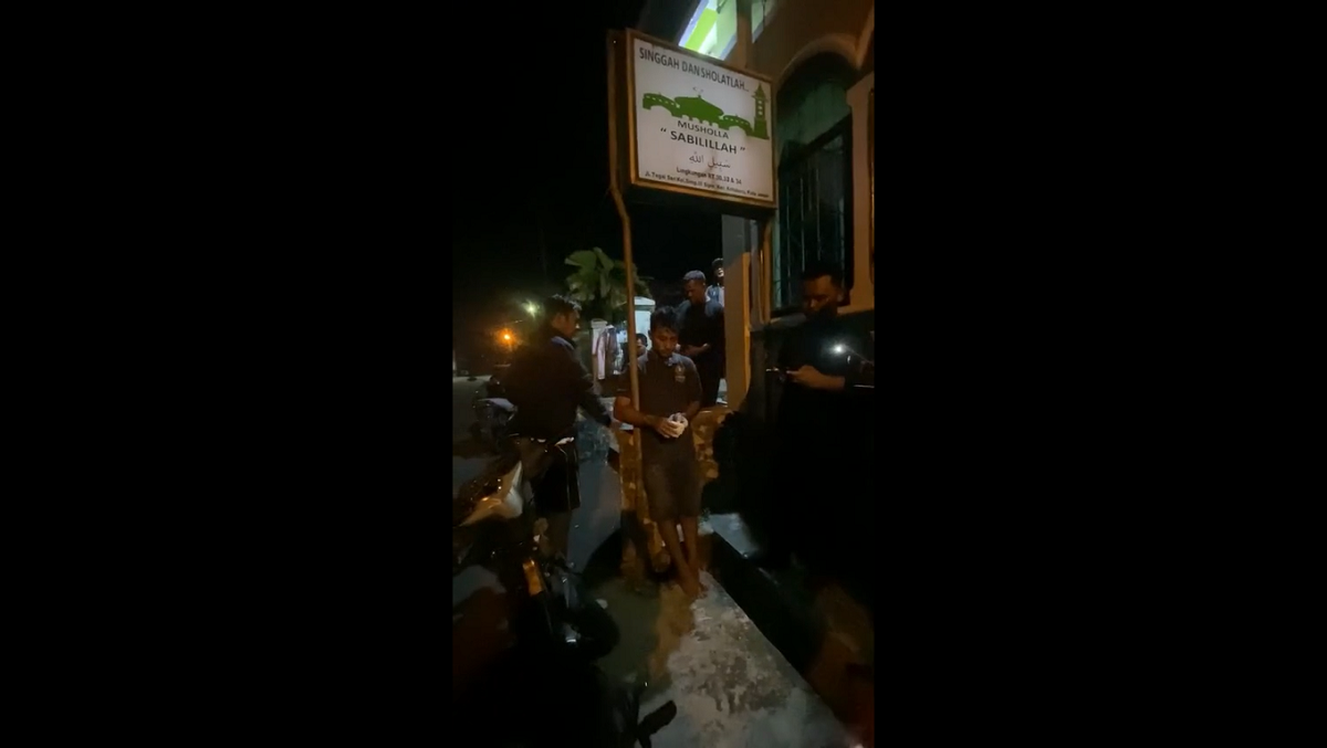 Pencuri Uang Kotak Amal di Simpang III Sipin Terekam CCTV