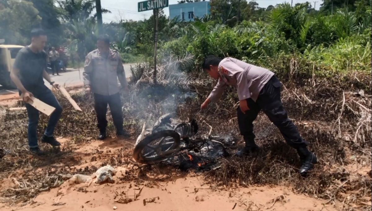 Warga Grebek Pencuri Sawit di Pijoan, Motor Pelaku Ludes Terbakar 