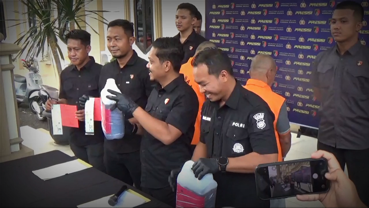 Polisi Amankan 2 Oknum TNI Serta Supir yang Diduga Terlibat Kasus Bbm Ilegal 32 Ton