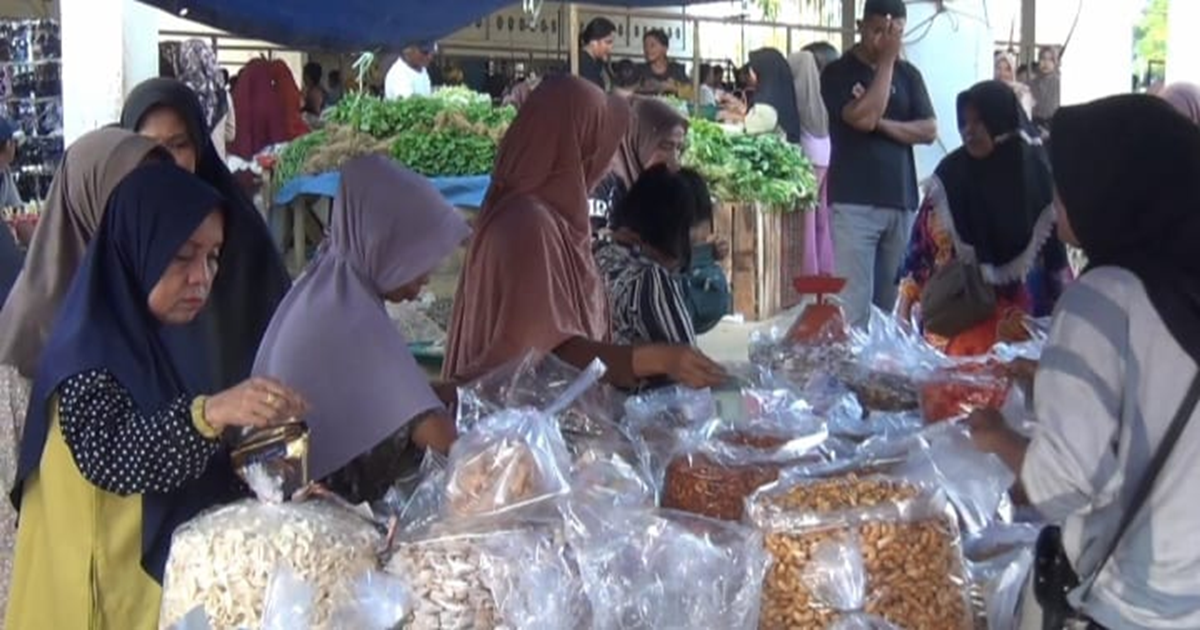 Jelang Idul Fitri 1447 H, Warga Tanjab Timur Ramai Berburu Kue Lebaran di Pasar Tradisional