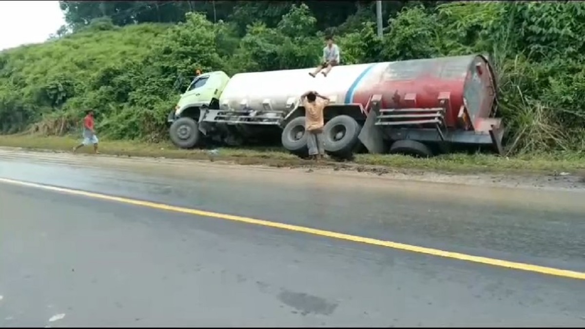 Hindari Korban Jiwa Akibat Rem Blong, Sopir Truk Sengaja Terabas Semak Belukar di Bungo