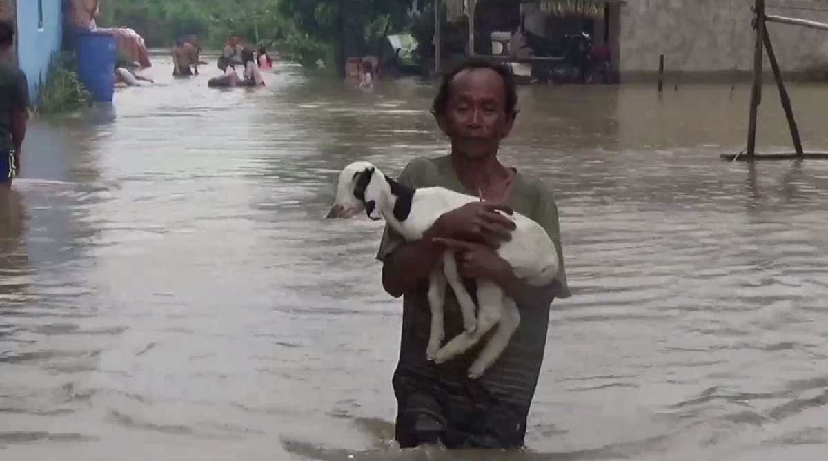 Akibat Hujan Deras, Ratusan Rumah Warga di Desa Tangkit Diterjang Banjir