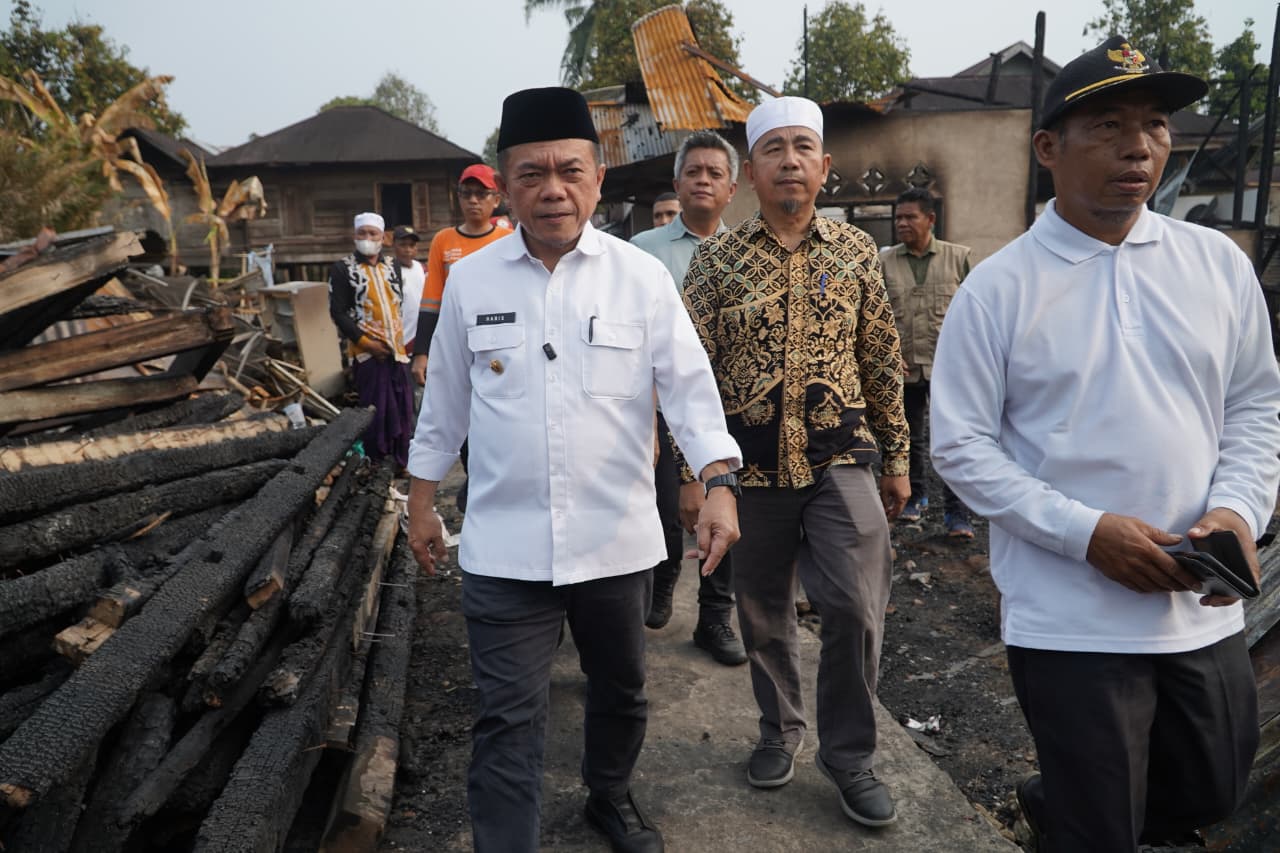 Gubernur Al Haris Turun Langsun Serahkan Bantuan untuk Korban Kebakaran di Desa Buat Kabupaten Bungo