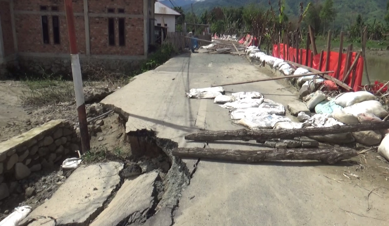 Jalan Desa Tanjung Karang Amblas 3 Meter Akibat Banjir, Akses Ditutup Sementara