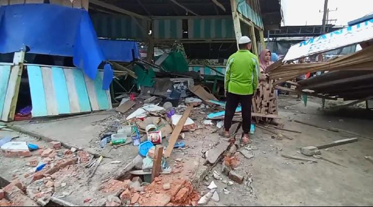 Diduga Hilang Kendali, Truk Fuso Tabrak Warung Bakso