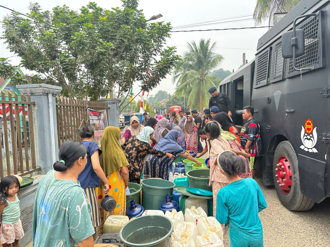 Ringankan Kebutuhan Warga, Brimob Polda Jambi Kirim Bantuan Air Bersih