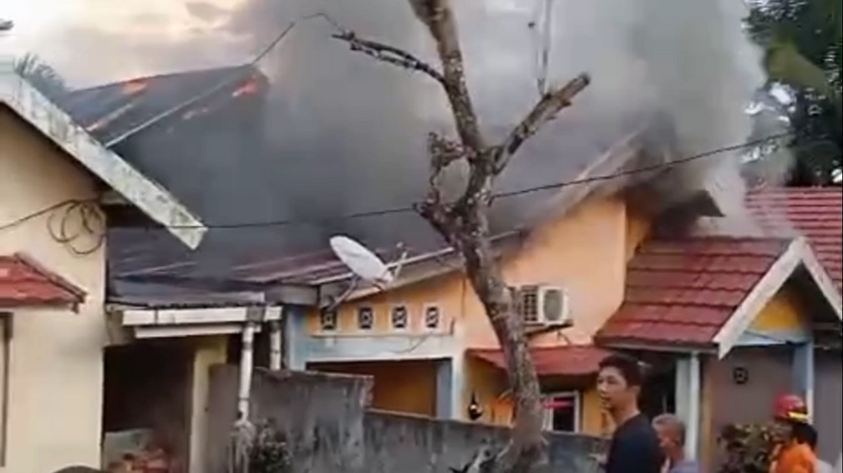 Diduga Karena Obat Nyamuk 1 Rumah Terbakar di Perumahan Muaro Bulian