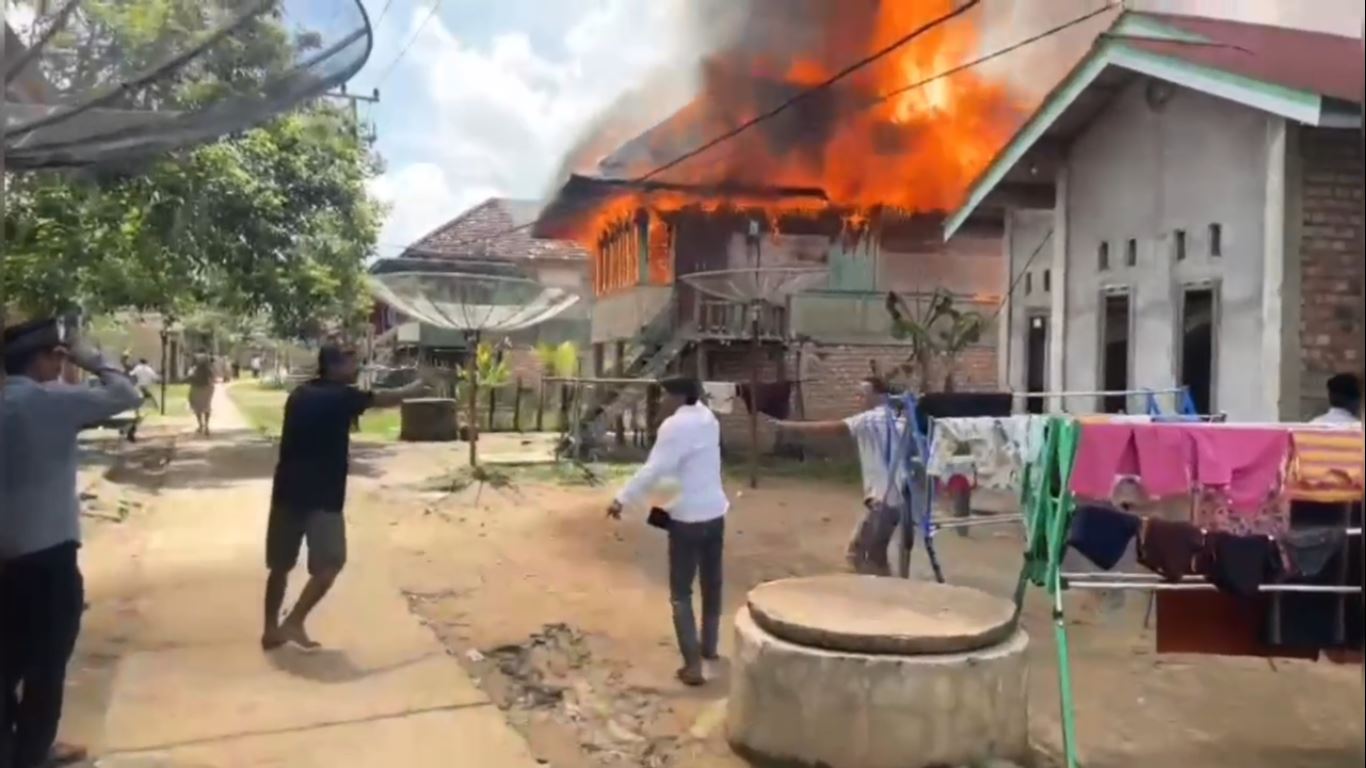 Satu Unit Rumah Warga Sengkati Kecil Hangus Terbakar