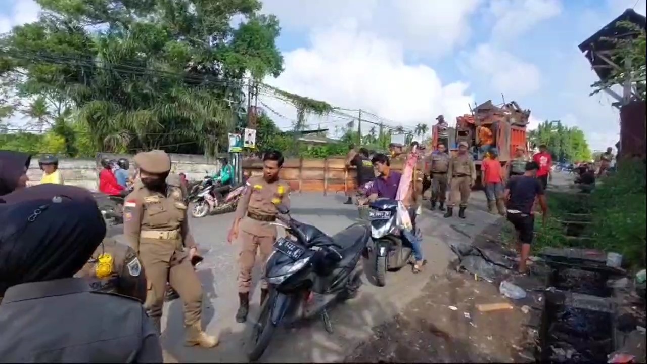 Jadi Biang Kemacetan Kota Jambi, Satpol PP Tertibkan PKL di Jalan Orang Kayo Pingai