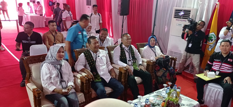 Romi-Sudirman Mendaftar ke KPU Provinsi Jambi, Kompak Pakai Baju Putih Diantar Ribuan Pendukung