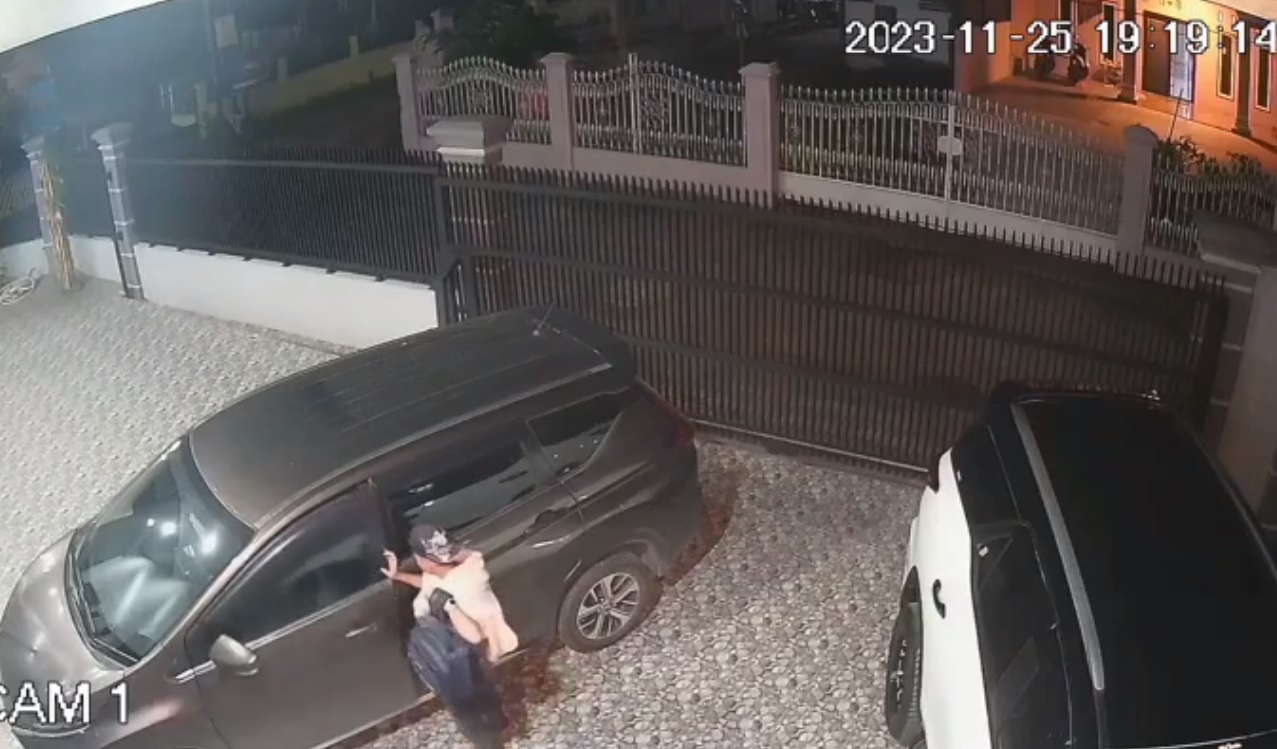 Aksi Pencurian Tas Dalam Mobil di Halaman Rumah Terekam CCTV, Pelakunya Masih Pelajar SMP