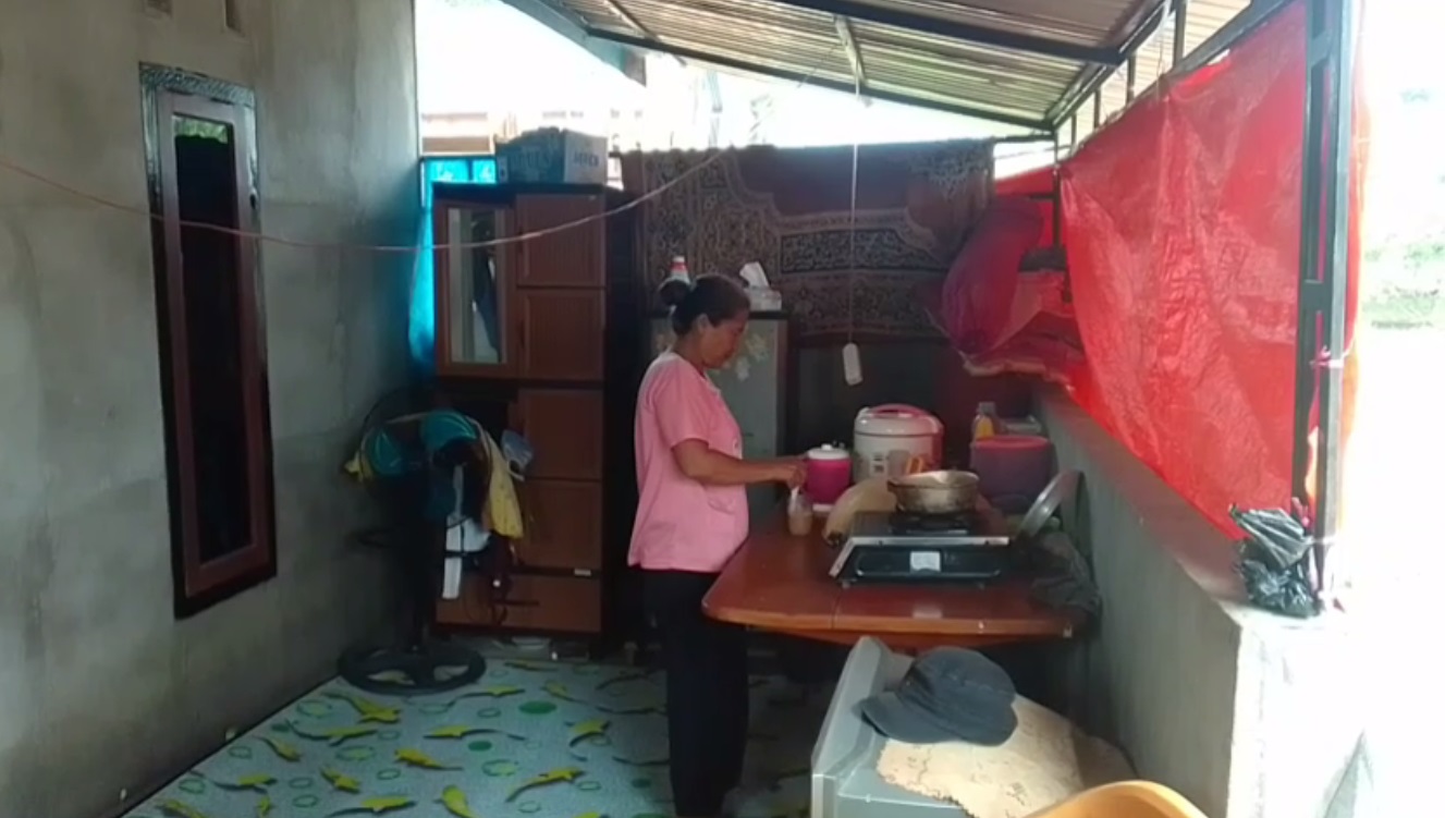 Lantai Rumah Amblas Saat Banjir Surut, Salmah Masak dan Tidur di Teras Rumah