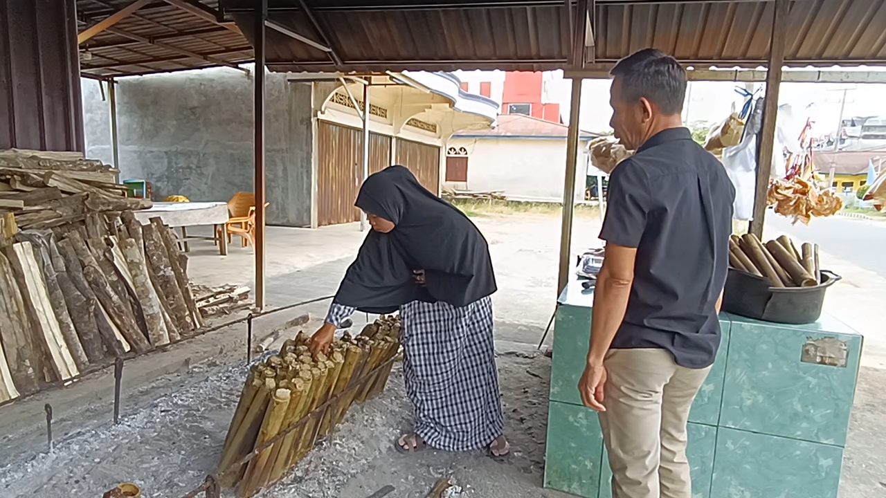 Bertahan 19 Tahun Lemang Uni EL Terus Di Buru Masyarakat Sebagai Menu Berbuka 