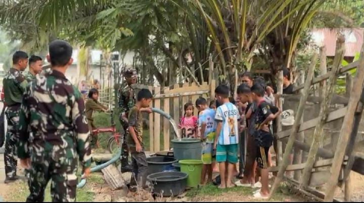 Brigif TP 35/Siginjai Salurkan Air Bersih 15 Ton