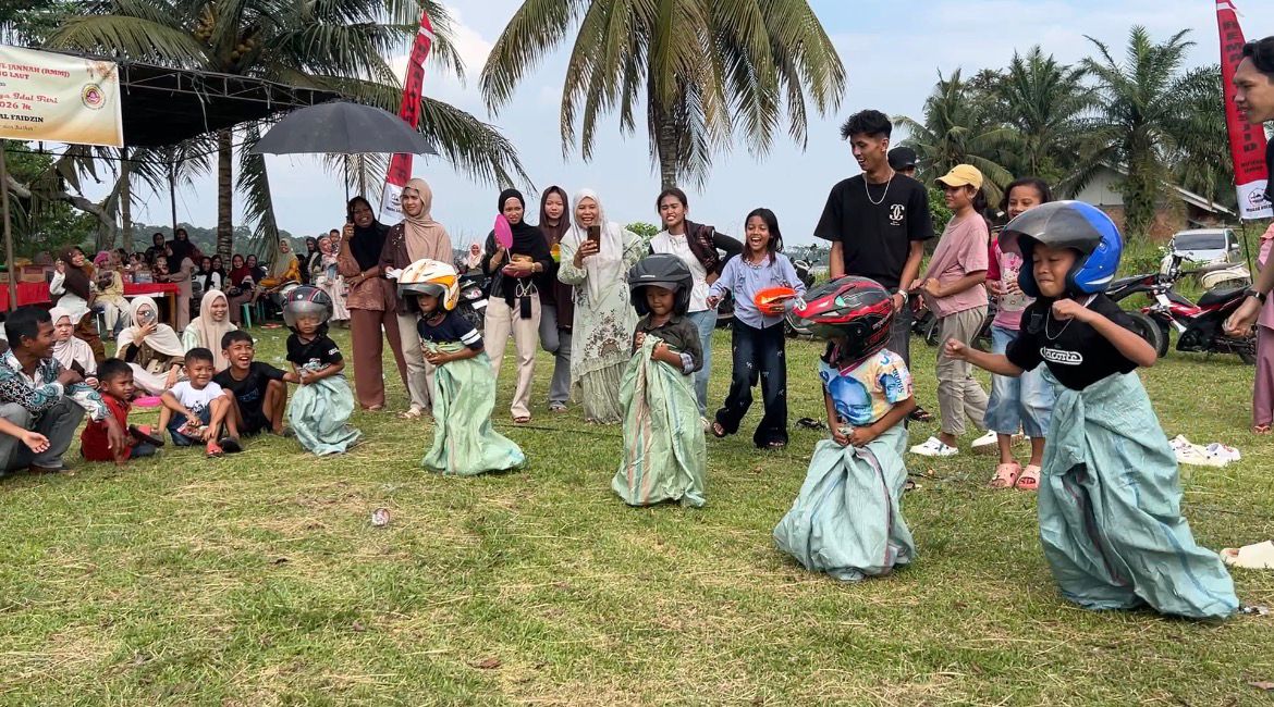 Balap Karung Pakai Helm Meriahkan Perayaan Idul Fitri di Batang Hari