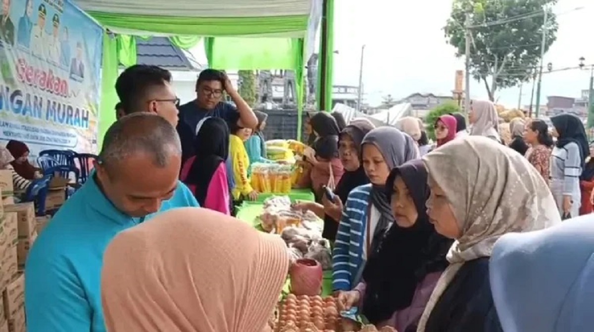 Warga Serbu Gerakan Pangan Murah Jelang Idul Adha