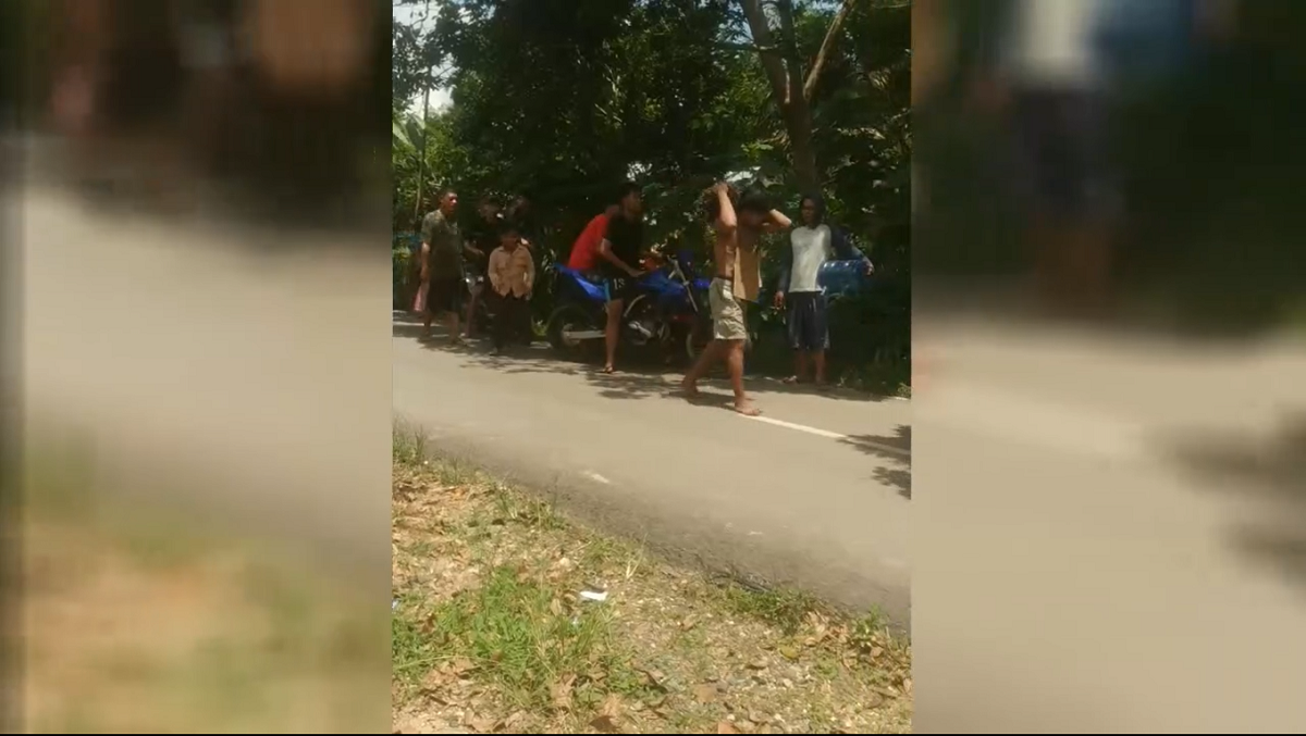 Pencuri Sawit Tertangkap Warga, Terduga Pelaku Diarak Sambil Membawa Setandan Sawit