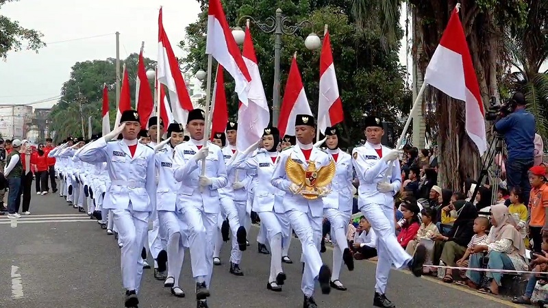 Al Haris dan Hesnidar Pimpin Kemeriahan Pawai Kemerdekaan di Kawasan Ancol Kota Jambi