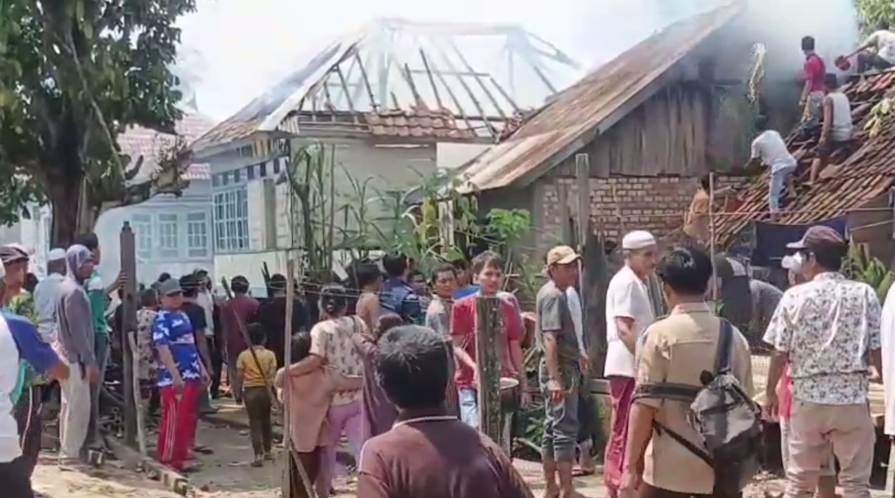 Diduga Karena Korsleting Listrik, Rumah Panggung di Teluk Rendah Ilir Terbakar