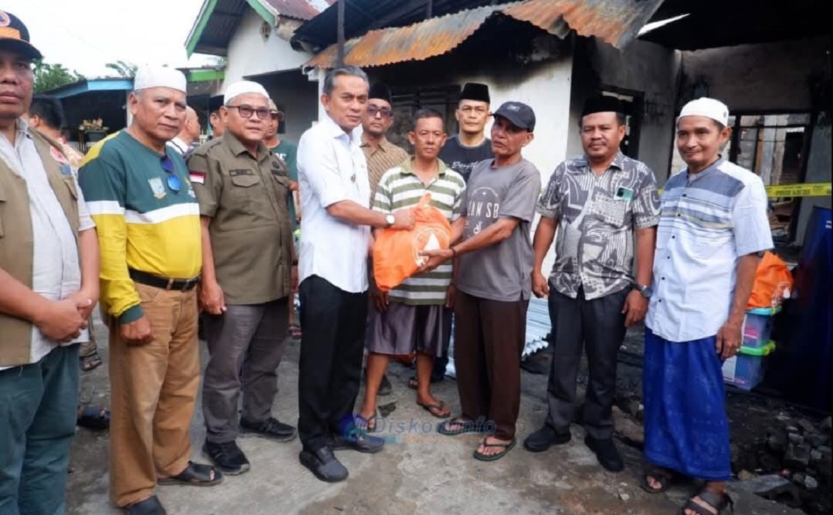 Gerak Cepat! Junaidi H Mahir Turun Serahkan Bantuan Darurat untuk Korban Kebakaran di Jaluko