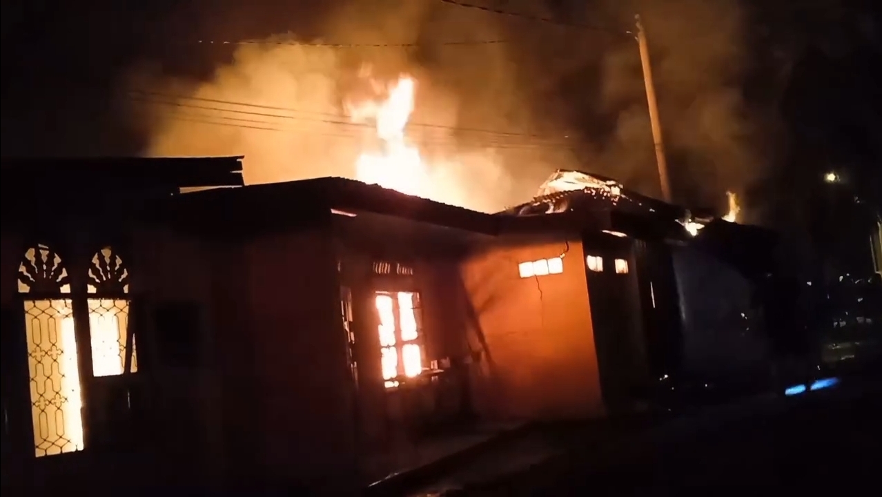 Rumah Milik Pensiunan Guru di Merangin Ludes Terbakar